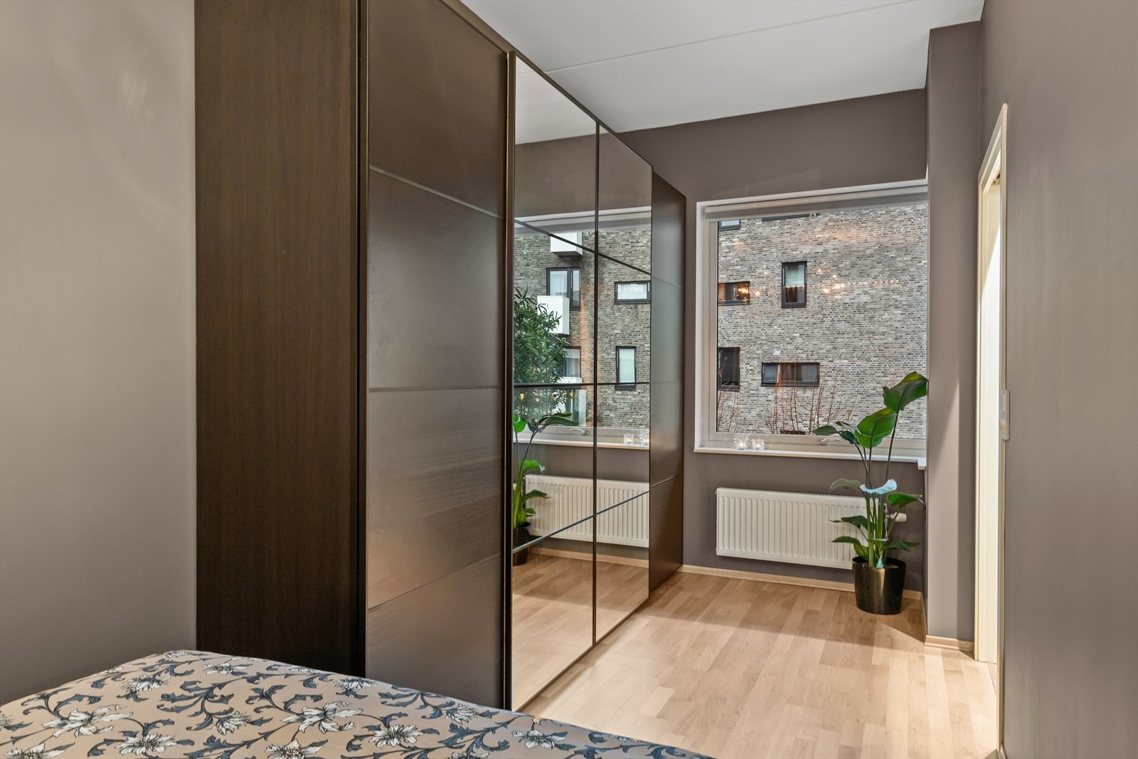 Stor skyvedørsgarderobe byr på gode oppbevaringsmuligheter. Galleribilde