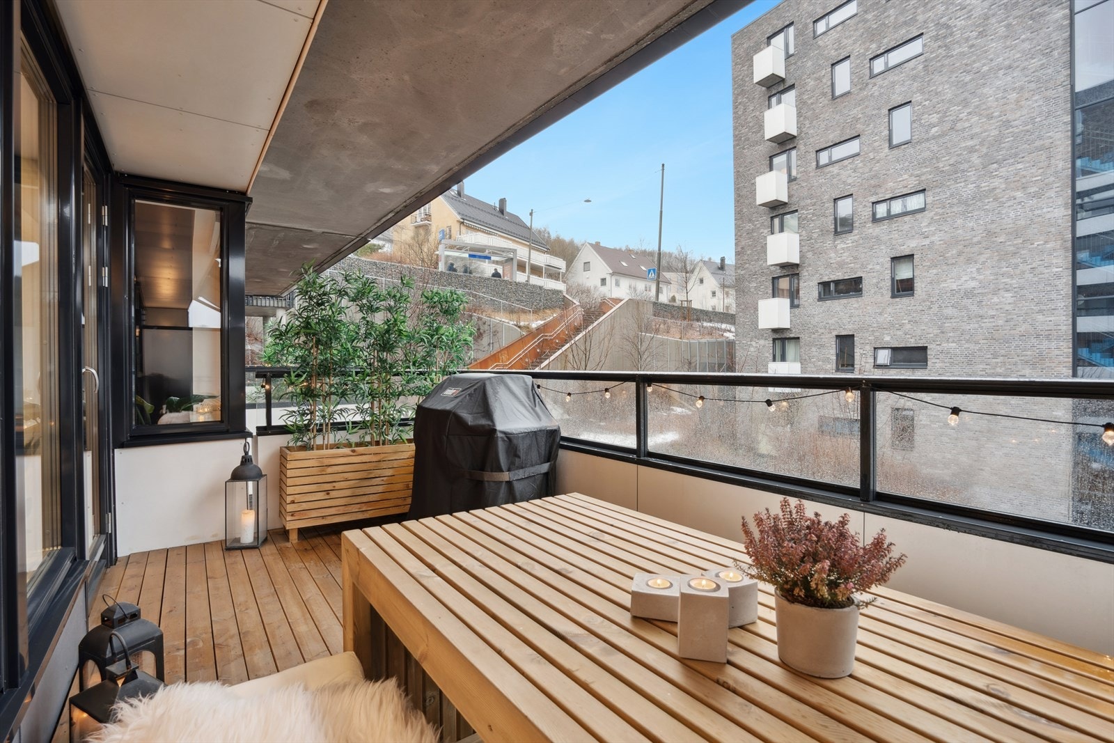 Dagens eier har lagt plank over betong gulvet på balkong. Her kan man nye fine grillkvelder!! Galleribilde