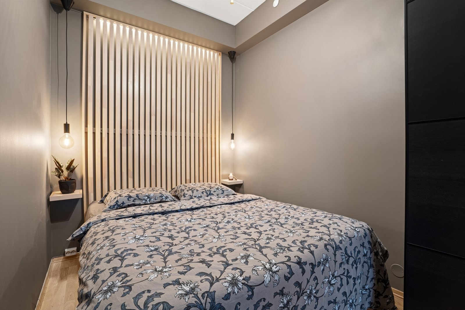 Rommet har eikeparkettc, spilevegg og malte veggflater. Galleribilde