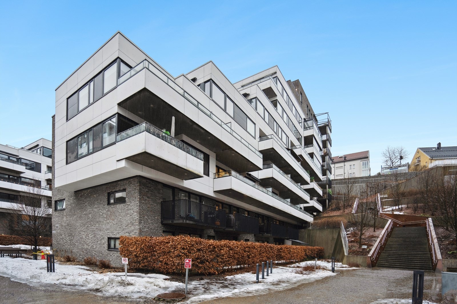 Leiligheten ligger i et svært populært boligområde i Kværnerbyen i Oslo kommune. Kværnerbyen ligger mellom Vålerenga, Gamlebyen og Bjørvika, i bydel Gamle Oslo. Galleribilde