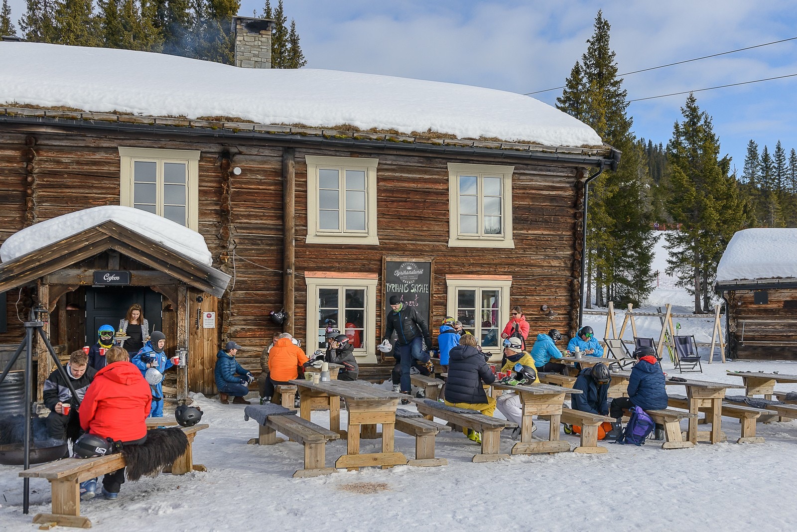 Tyrihans tunet er et populært serveringssted beliggende langs alpinbakken på vestsiden. Galleribilde