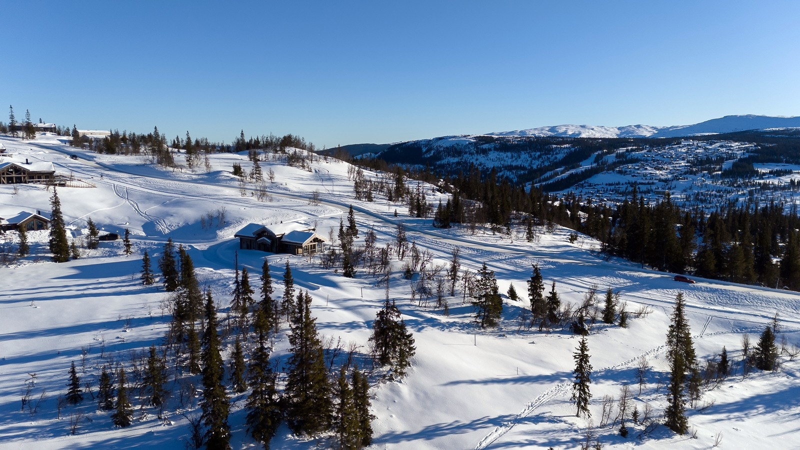 På vinterstid er det ski ut alpint til bakken og ca 250 m gangestaking fra bakken og tilbake til hyttefeltet. Galleribilde