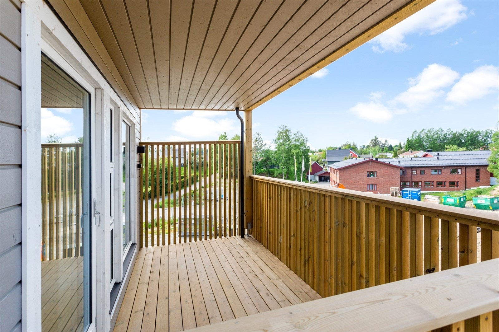 Romslig balkong med fine solforhold - her kan du nyte sommeren! Galleribilde