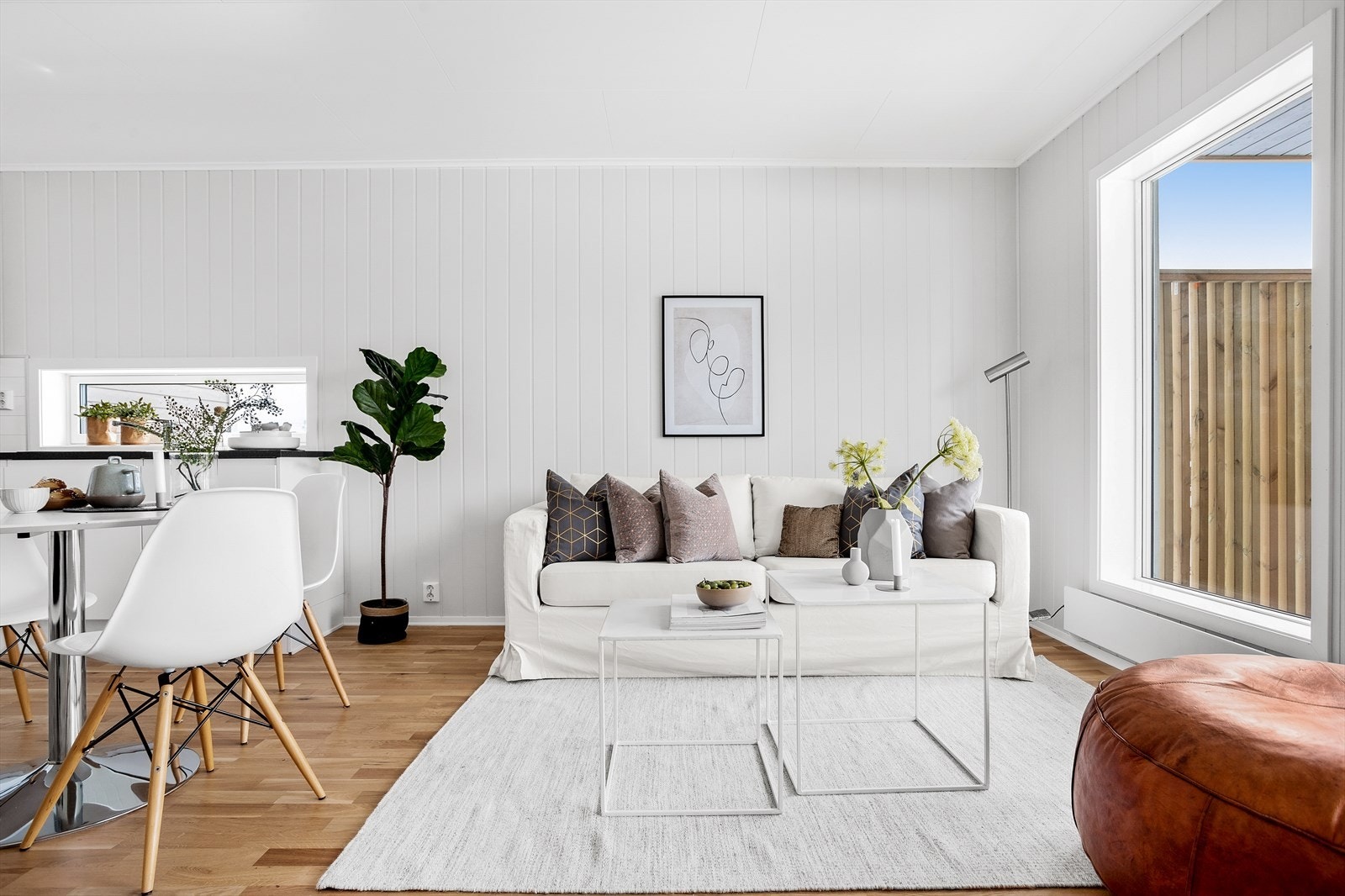 Stueløsningen gir rom for en fin sofaløsning. Galleribilde