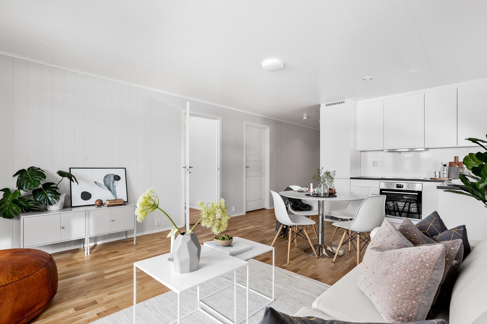 Åpen stue-/kjøkkenløsning som legger godt til rette for å samle venner og familie til en sosial kveld. Galleribilde