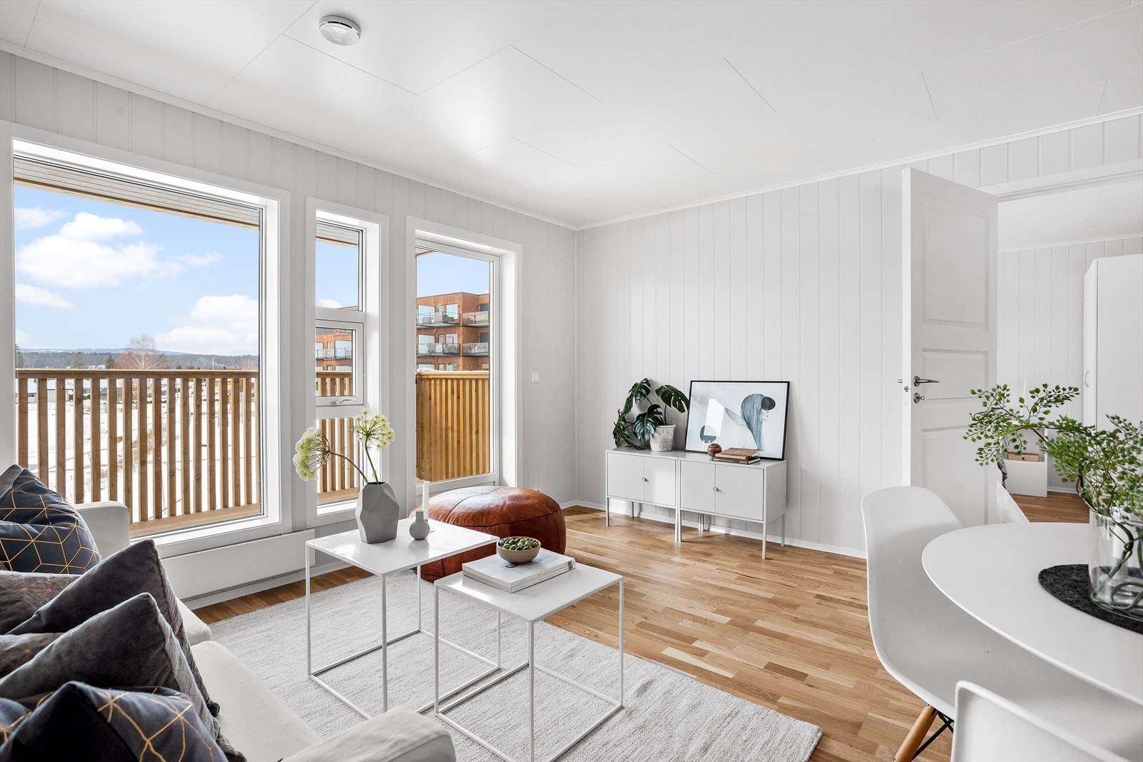 Fra stuen er det utgang til en romslig balkong. Galleribilde