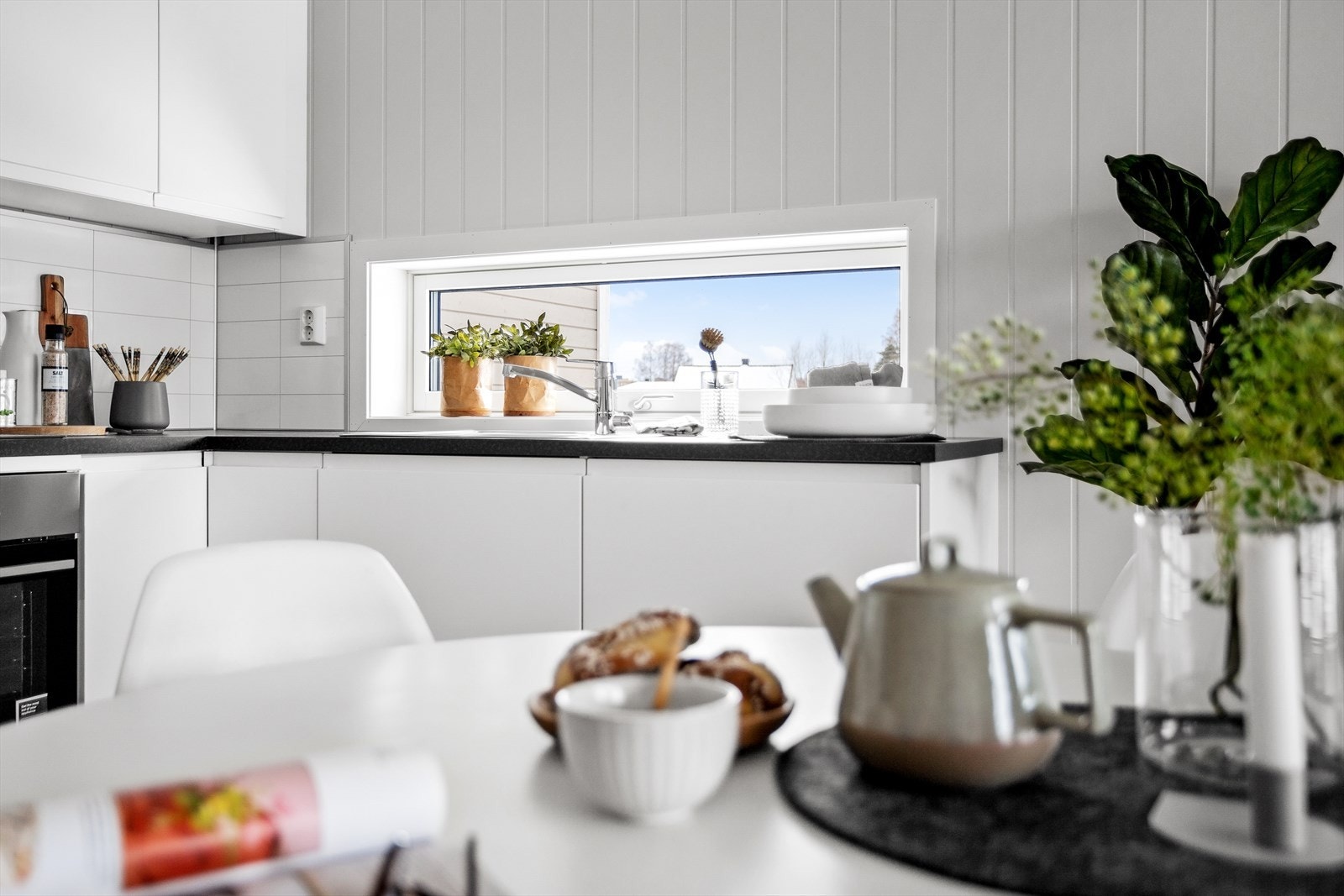 Kjøkkenet er utstyrt med integrerte hvitevarer. Galleribilde