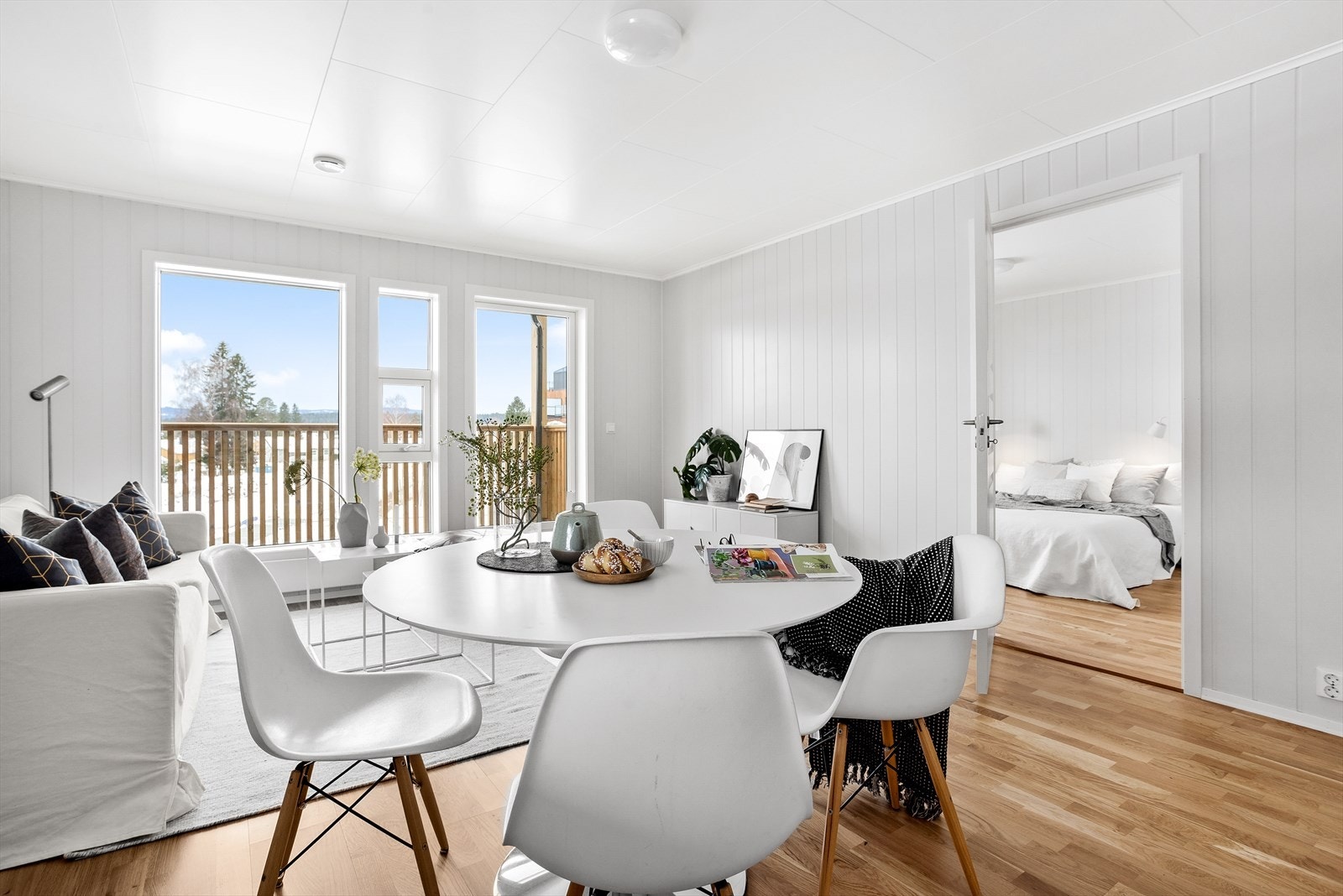 Velkommen til Sundbyhagan!
Stuen er av god størrelse og har plass til både sofagruppe og spisestue. Galleribilde