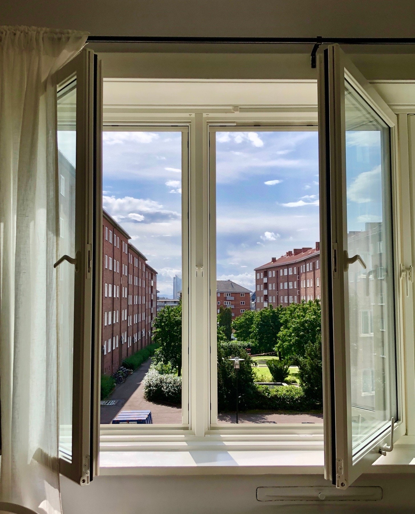 Utsikten fra både stue og soverom er helt fantastisk - spesielt på vår og sommer når det blomstrer og spirer som mest! Galleribilde