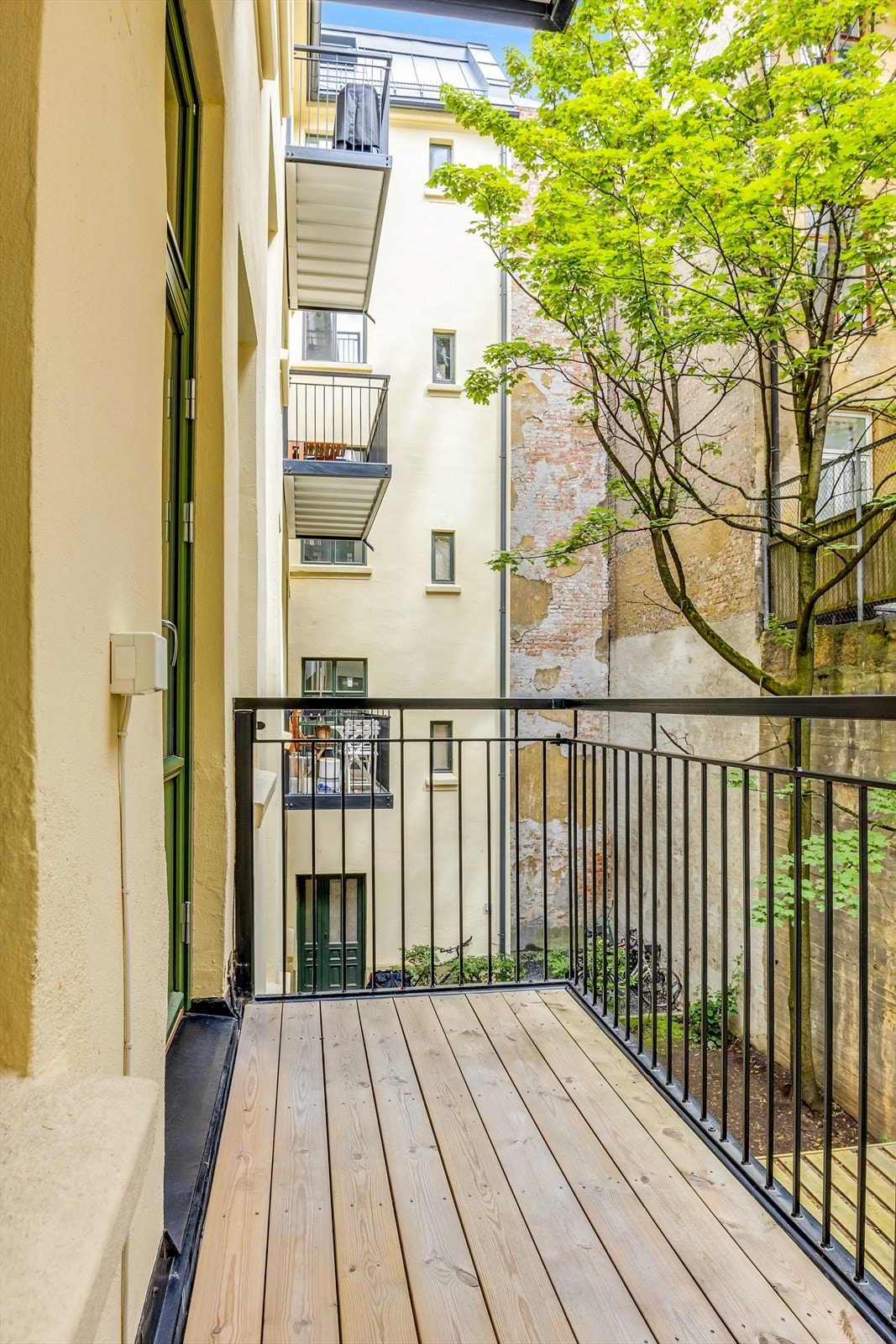 Overbygget balkong fra 2019 på ca. 4 m² vendt mot bakgården. Galleribilde