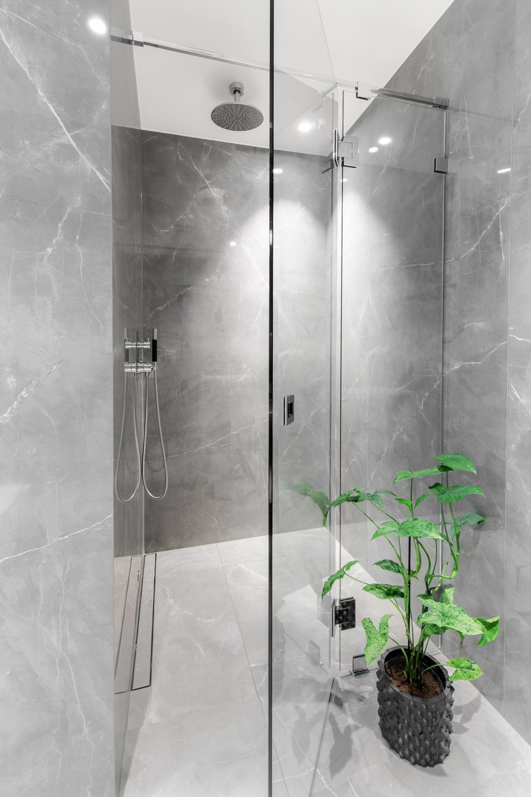 Stor og deilig dusjnisje med glassdør, tile-insert linjesluk, takdusj og hånddusj. Galleribilde