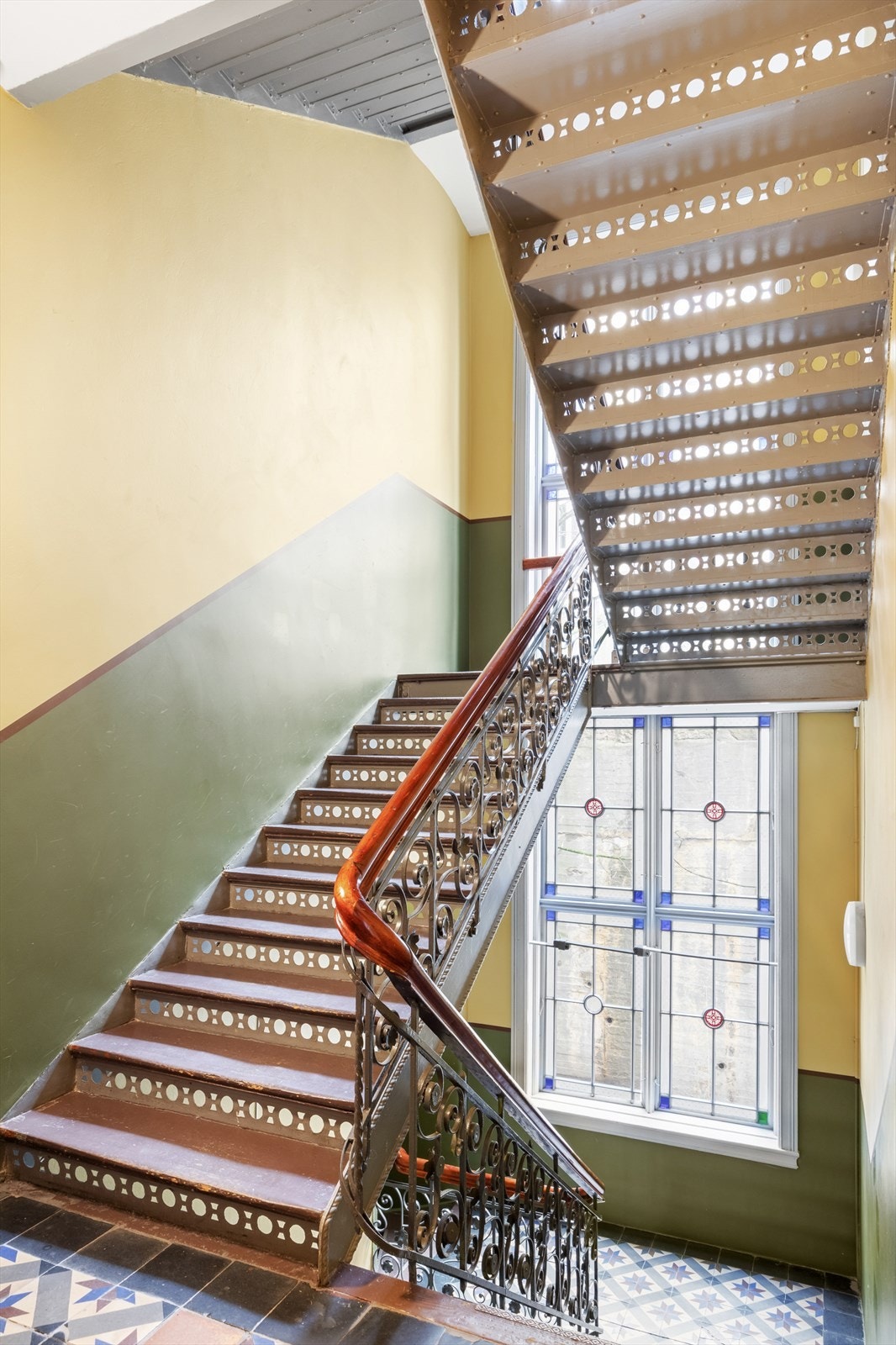 Pent trappeløp med klassiske detaljer. Leiligheten har en bod i baktrappen på ca. 3 m² og to kjellerboder på ca. 5 m² hver. Galleribilde