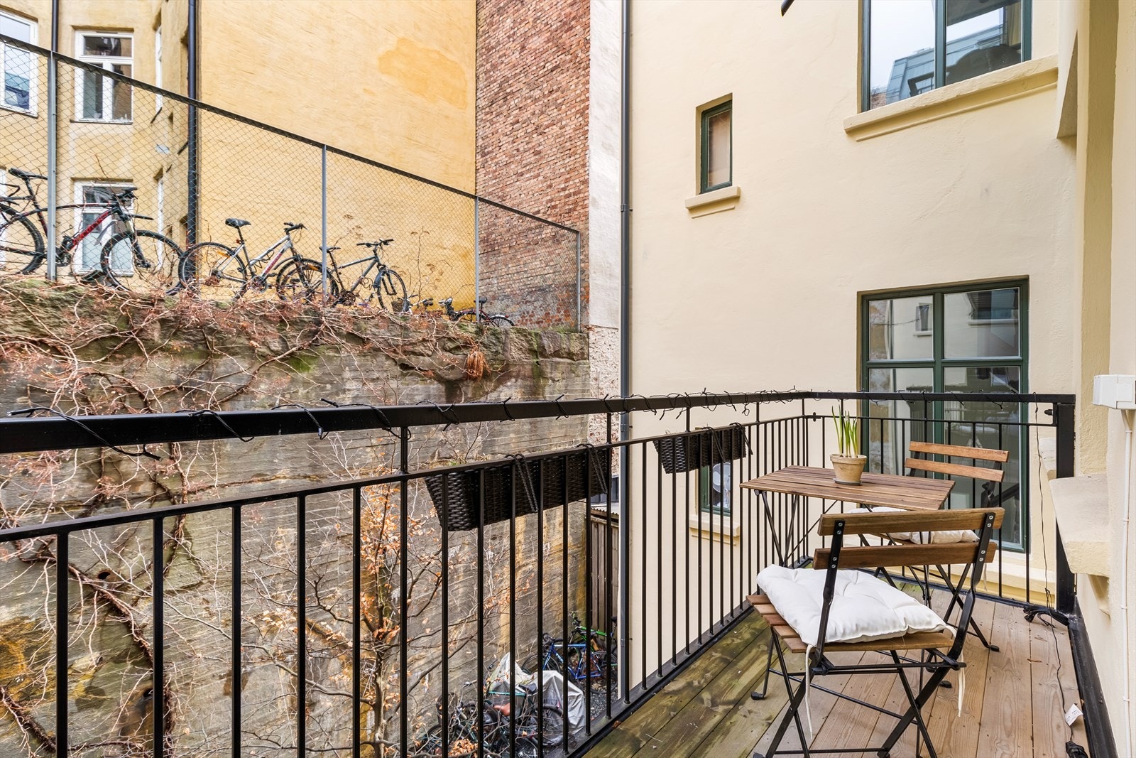 Balkongen har strømuttak på vegg og plass til utemøbler og grill. Galleribilde