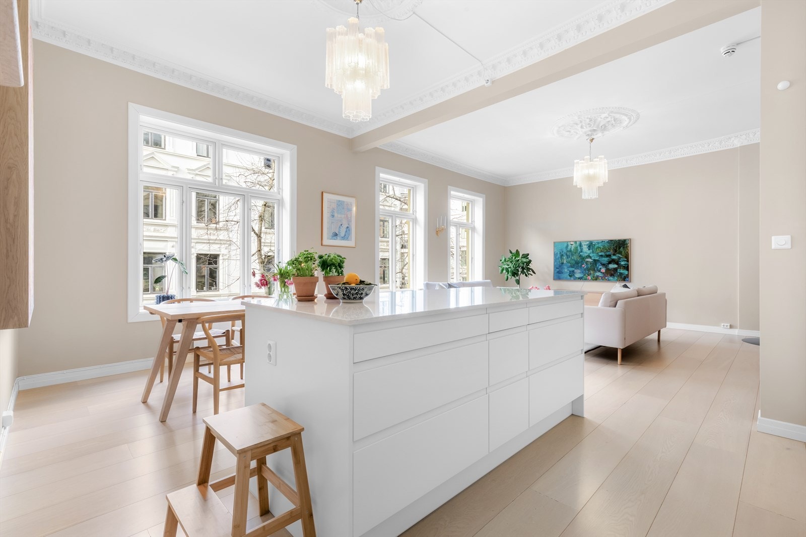 Kjøkkenøyen er det naturlige samlingspunktet i leiligheten. Galleribilde