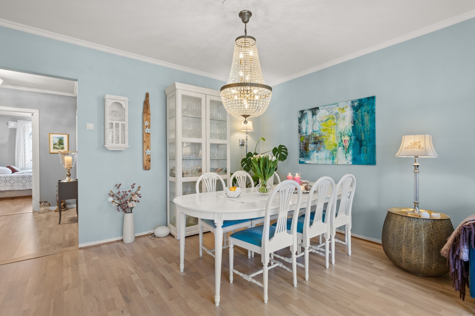 Stor stue med god plass til sofagruppe og spisebord. Galleribilde