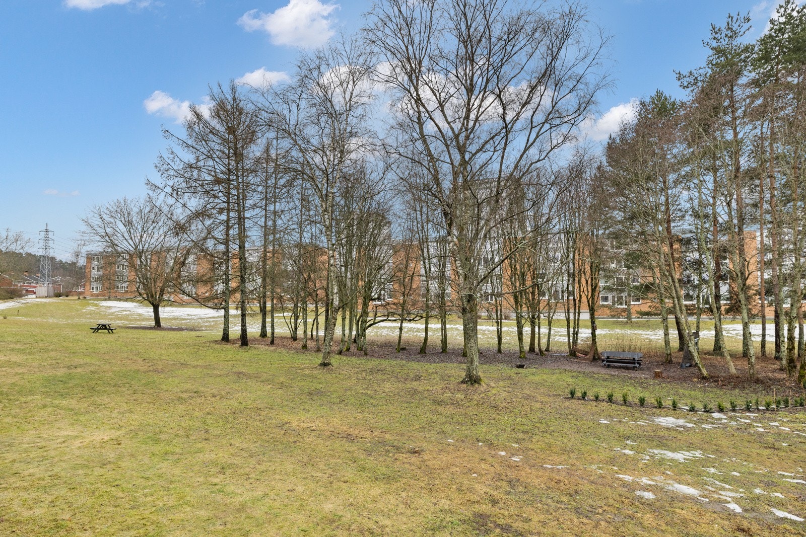 Fint utsyn over grøntarealer. God avstand mellom blokkene. Galleribilde