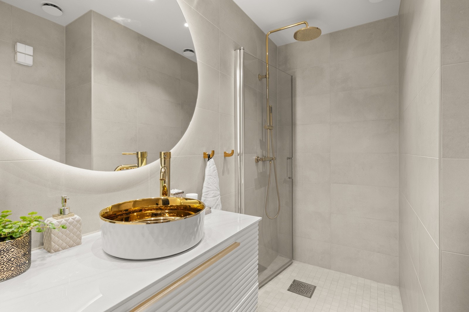 Dusjhjørne med svingbar dusjdør av herdet glass. Galleribilde