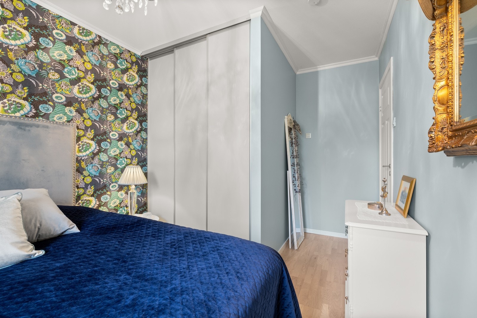 Meget praktisk garderobe med 3 skyvedørsfronter i tilknytning til hovedsoverom. Galleribilde