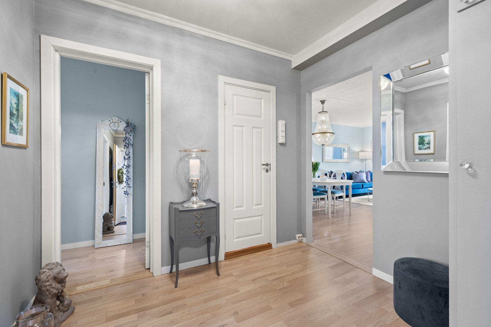 Romslig, innbydende entré som gir et svært godt førsteinntrykk av boligen. Galleribilde