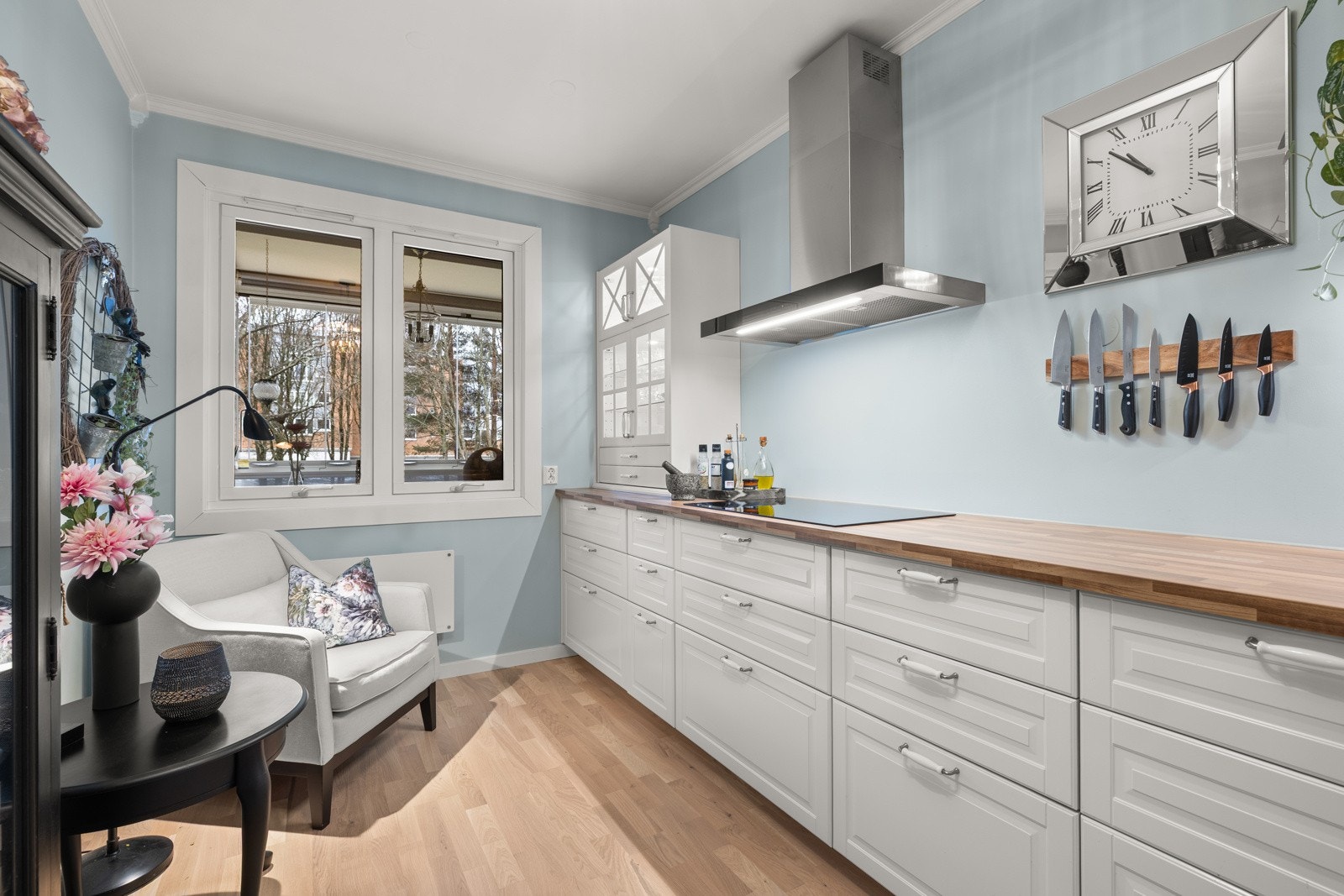 Vitrineskap med glasshyller og belysning. Galleribilde