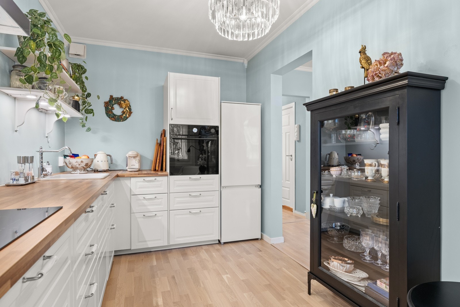 Integrert oppvaskmaskin, stekeovn og og 78 cm bred induksjonstopp. Galleribilde