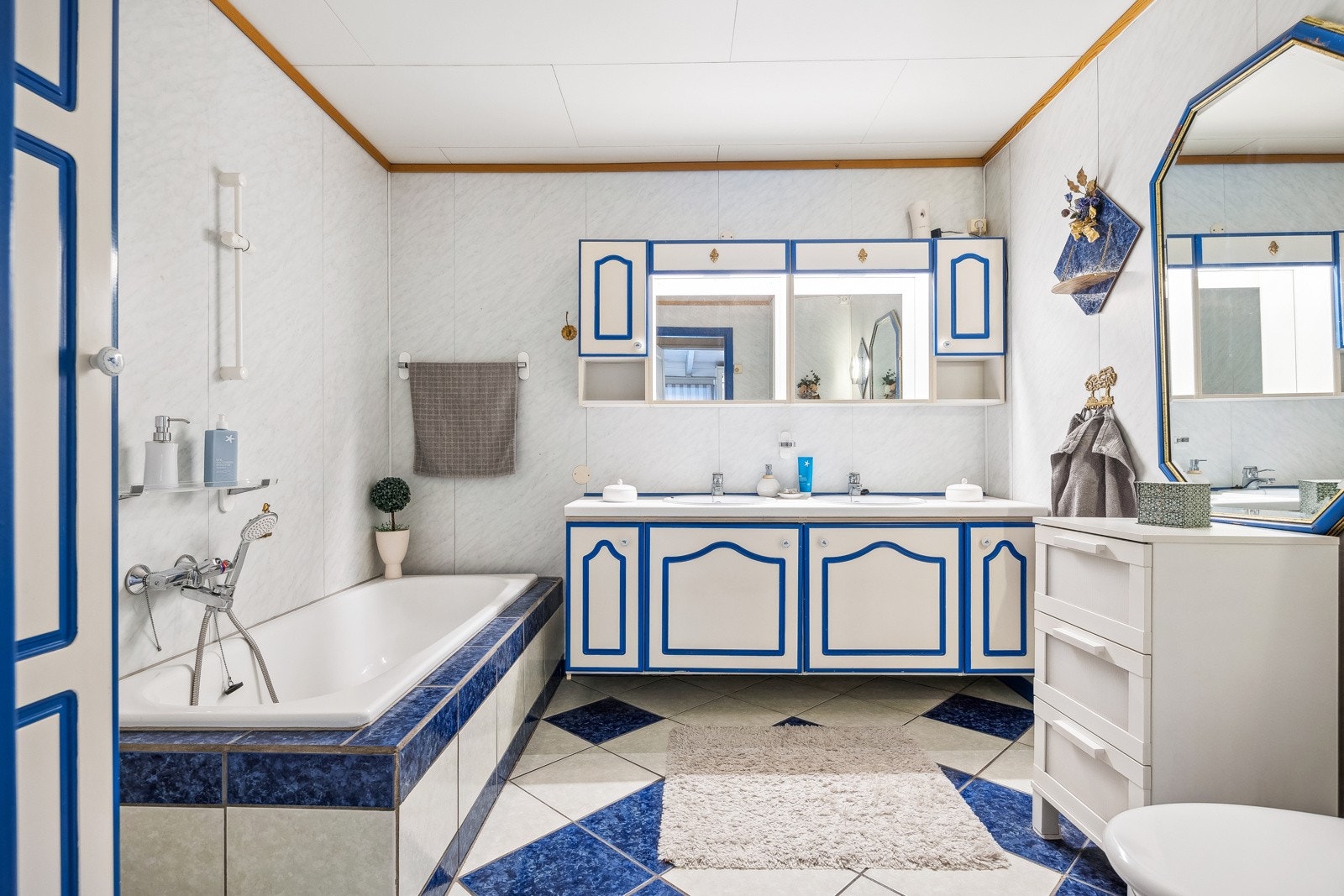 Bad med flislagt gulv med gulvvarme. Galleribilde