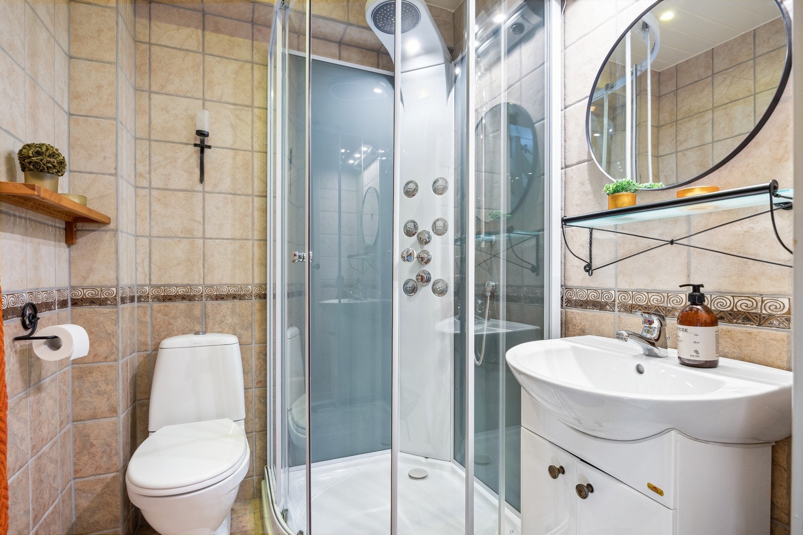 Bad på ca. 3 kvm i underetasje. Galleribilde