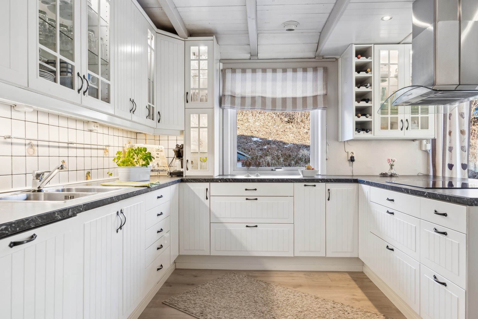 Et lyst og romslig kjøkken fra 2012 som innbyr til matlaging og sosialt samvær. Galleribilde