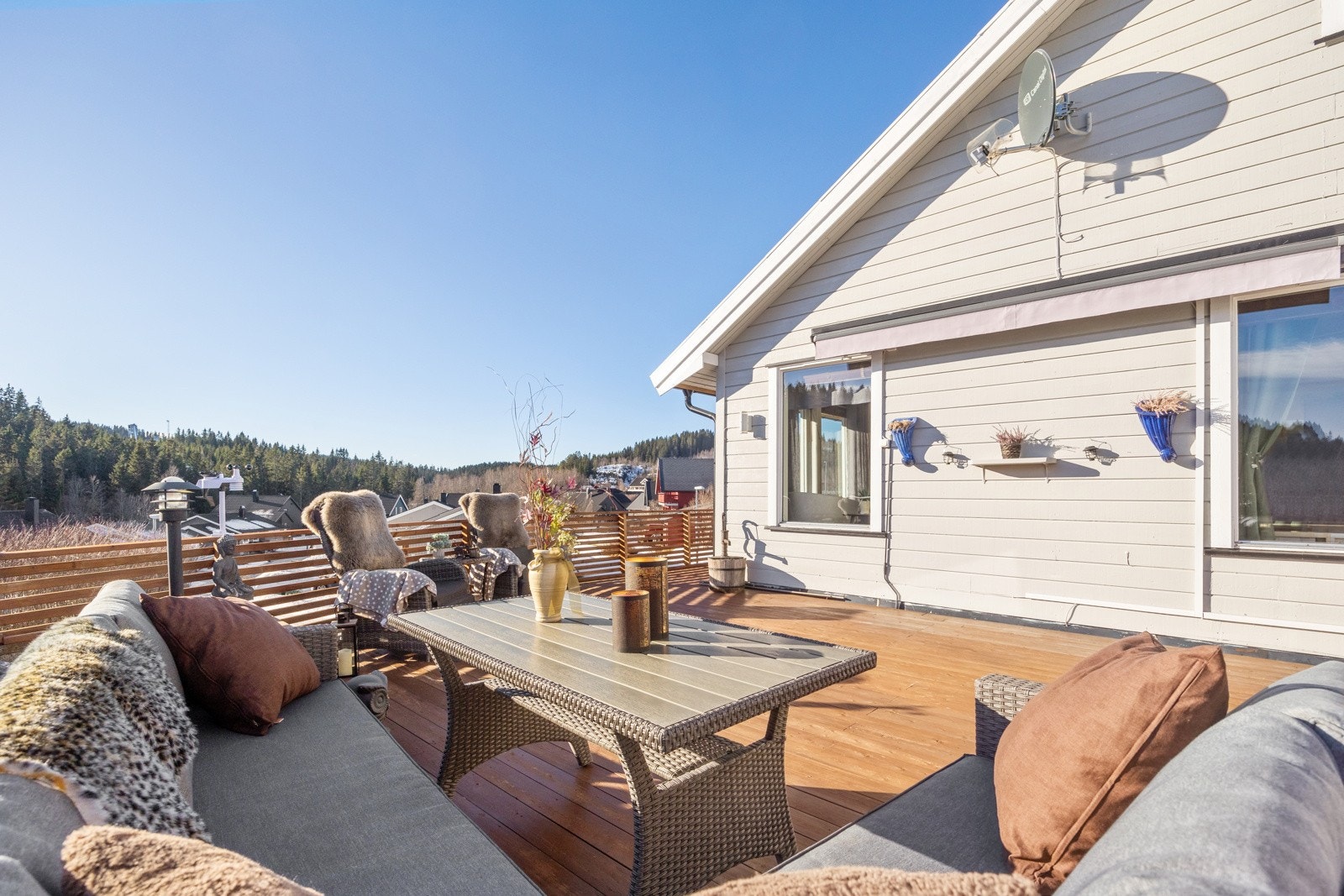 Solrik terrasse og hage - ideelt for både avslapning og lek. Galleribilde