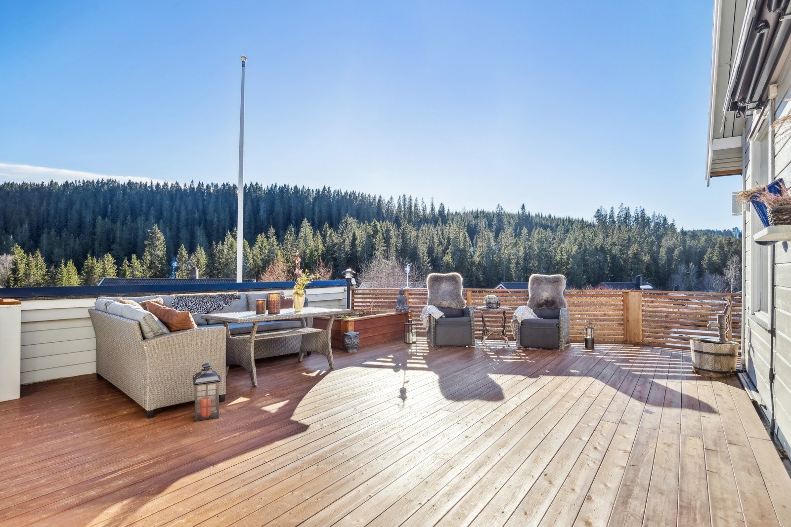 Denne terrassen er av god størrelse (44 kvm) og er et perfekt sted og tilbringe finværsdager. Galleribilde