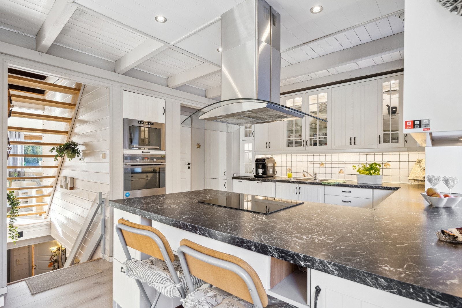 Åpen løsning mellom kjøkken og spisestue gir en sosial og innbydende atmosfære. Galleribilde