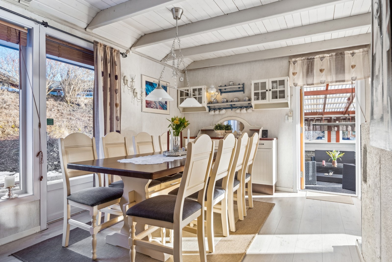 Skap minner rundt spisebordet i en romslig og harmonisk atmosfære. Galleribilde