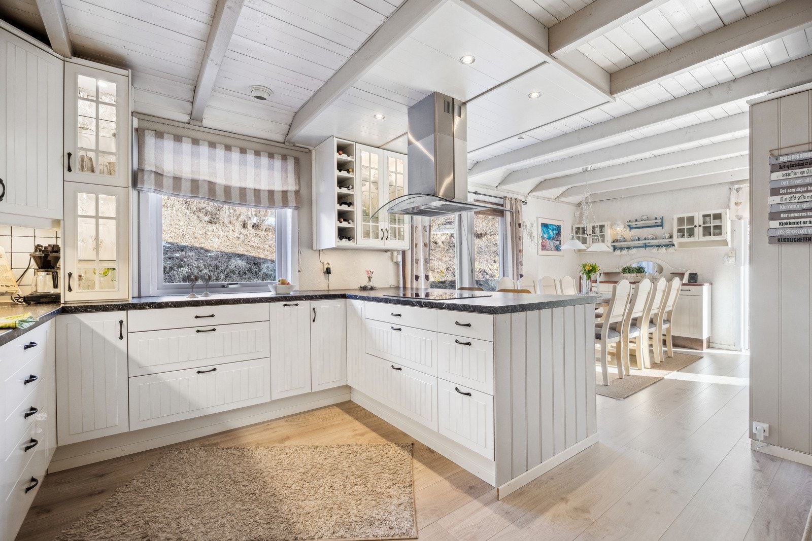 Store arbeidsflater gjør matlagingen både enkel og inspirerende. Galleribilde