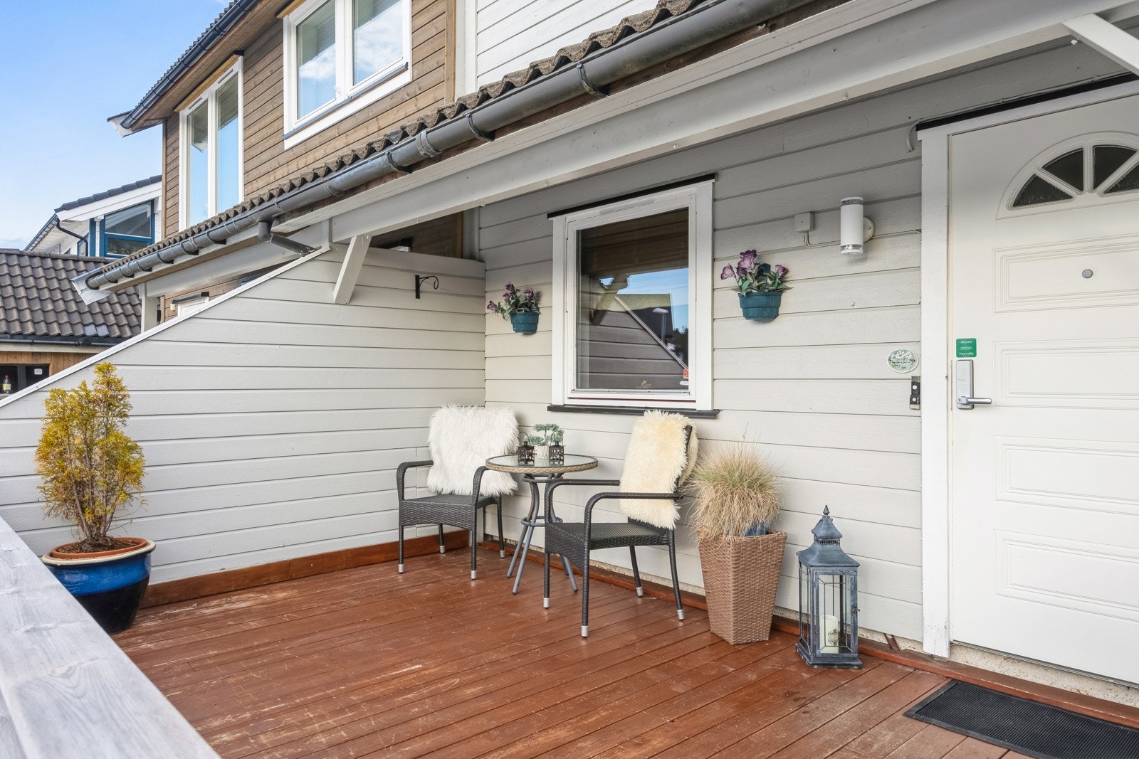 Terrasse ved inngangspartiet. Galleribilde