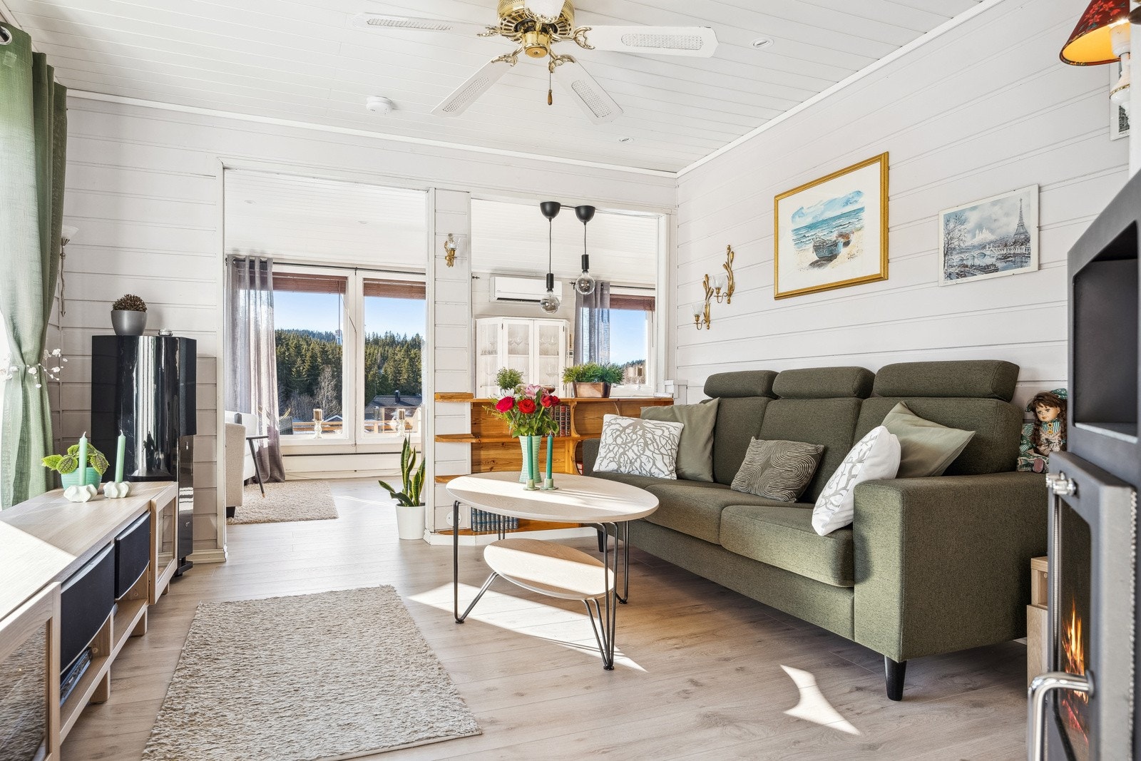 En bolig med generøse rom som gir god plass til både hverdag og fest. Galleribilde