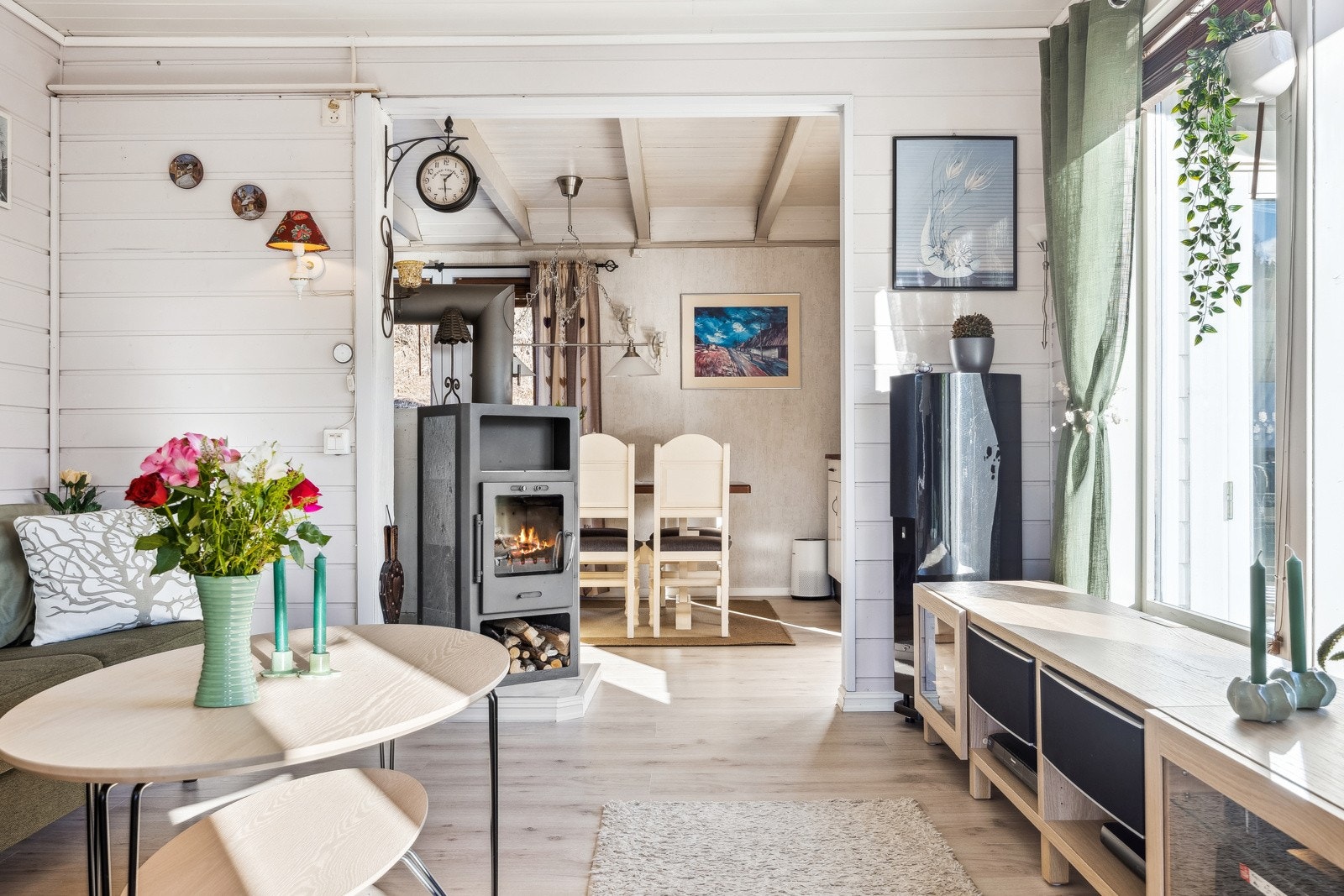 Store vindusflater gir boligen rikelig med naturlig lys hele dagen. Galleribilde