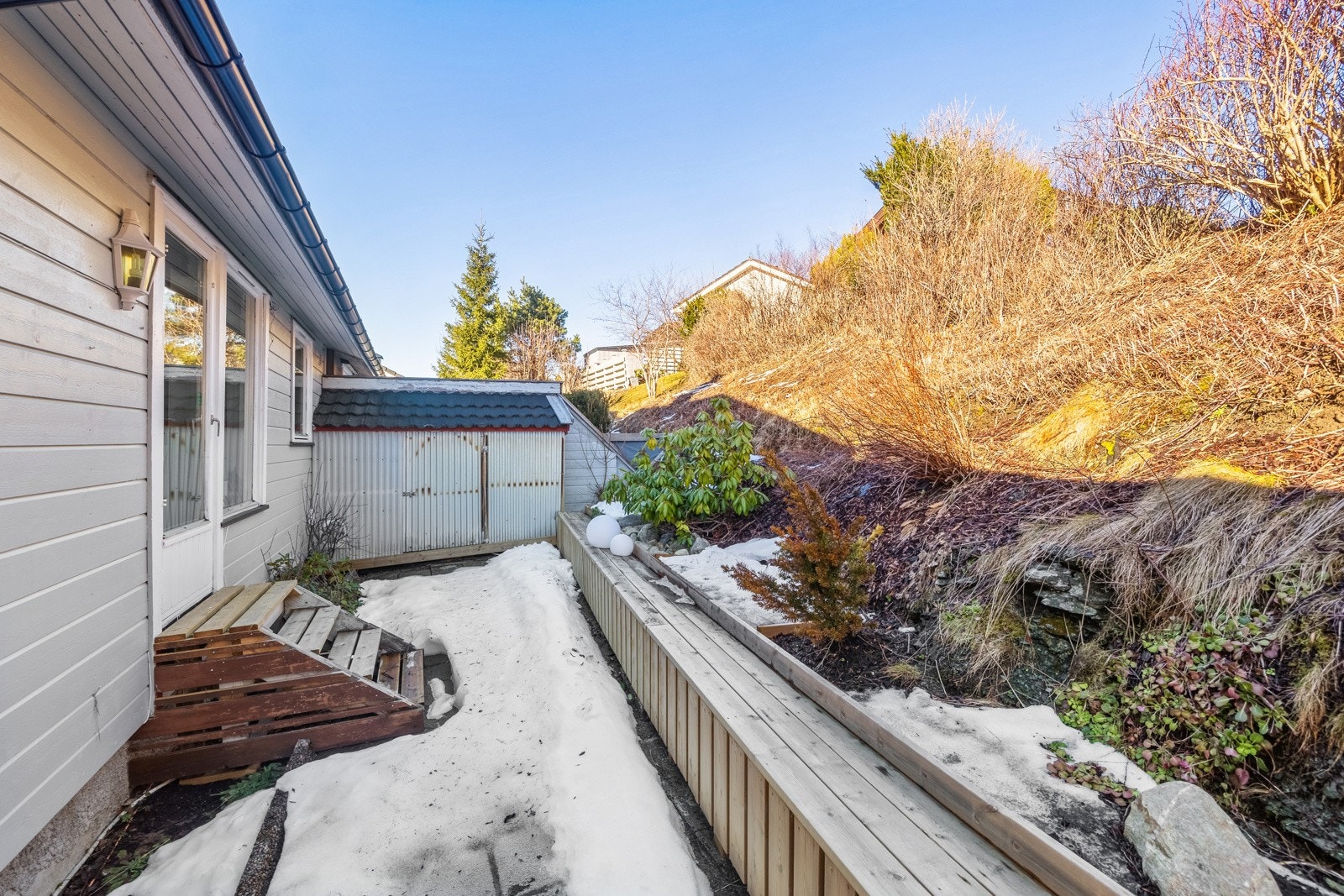 Boligen har flere soner utendørs, denne egner seg for de som vil trekke seg helt tilbake. Galleribilde