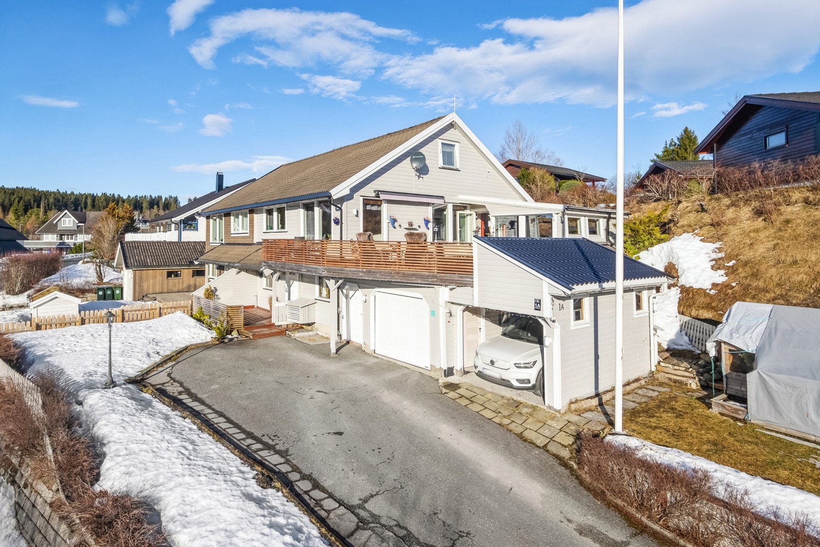 Velkommen til Alfheimsvingen 1A - en moderne tomannsbolig i hjertet av populære Byåsen! Galleribilde