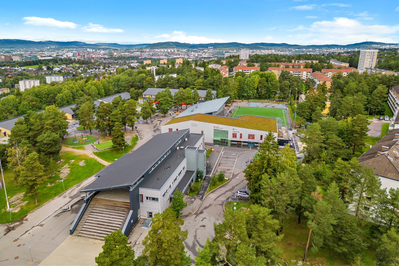 Boligen sokner til populære Oppsal skole. Det er ca. fem minutters gange til skolen, som har klassetrinn fra 1-10. Dette gir muligheter for gode relasjoner gjennom hele skoletiden for barna og ungdommene. Galleribilde