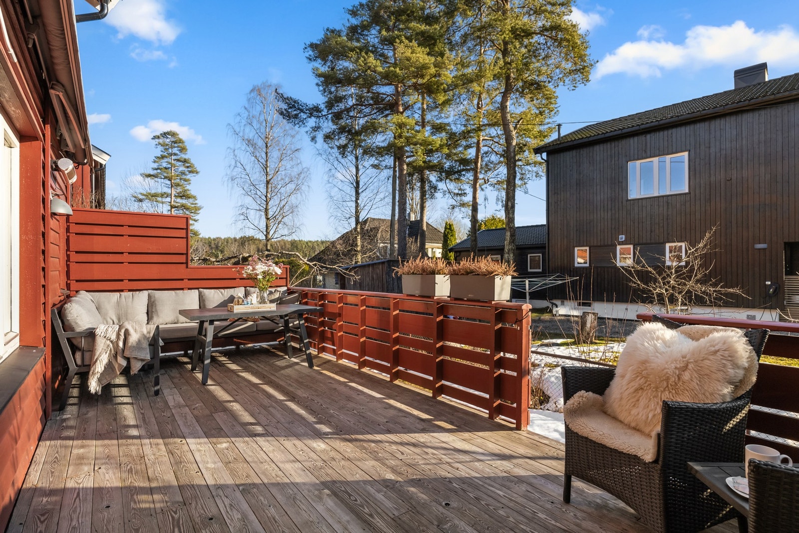 Fra terrassen er det trapp ned til grønt fellesområde, med mulighet til å gå rundt husenden til lekeplassen. Galleribilde