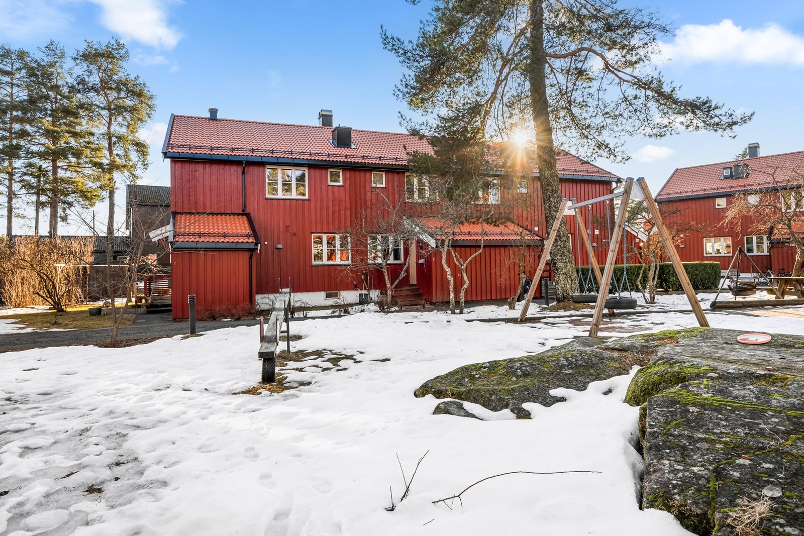Fra terrassen på motsatt side kan man gå langs husveggen og rundt til dette felles, hyggelige tunet. Galleribilde