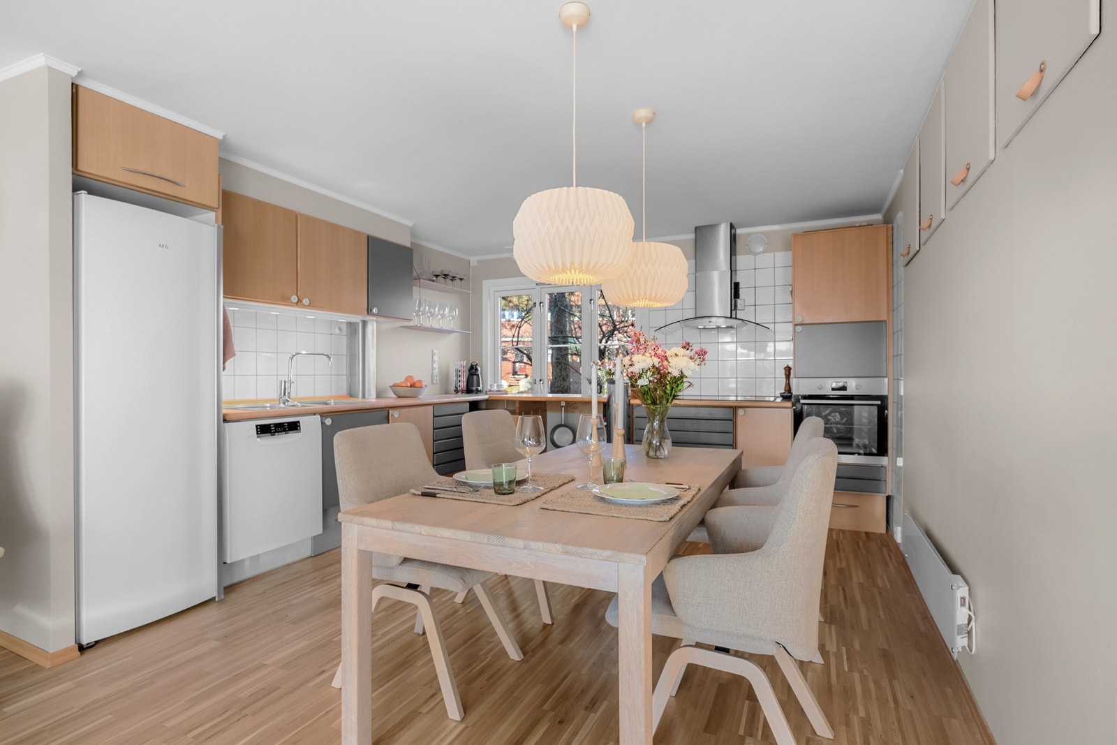 Det er god plass til stort spisebord, og spiseplassen markerer det naturlige skillet mellom stuen og kjøkkenet. Galleribilde