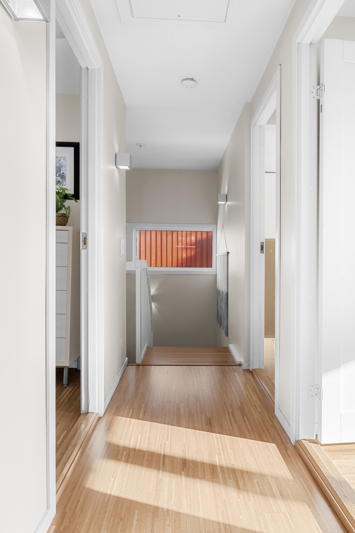 Boligen har gode lagringsmuligheter. Fra 2.etasje har du tilgang til lagringsloft via luke. Gulvarealet på loftet er målt til ca. 32 kvm (skråtak). Galleribilde