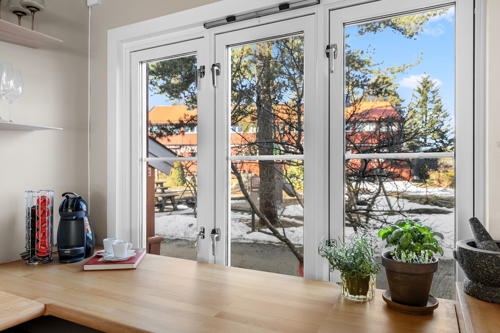 Kjøkkenet har god skapplass og rikelig med benkeplass. Ekstra hyggelig med arbeidsbenk under vinduet. Her har du også oversikt over tunet og lekeplassen, dersom barna er ute og leker litt for seg selv. Galleribilde
