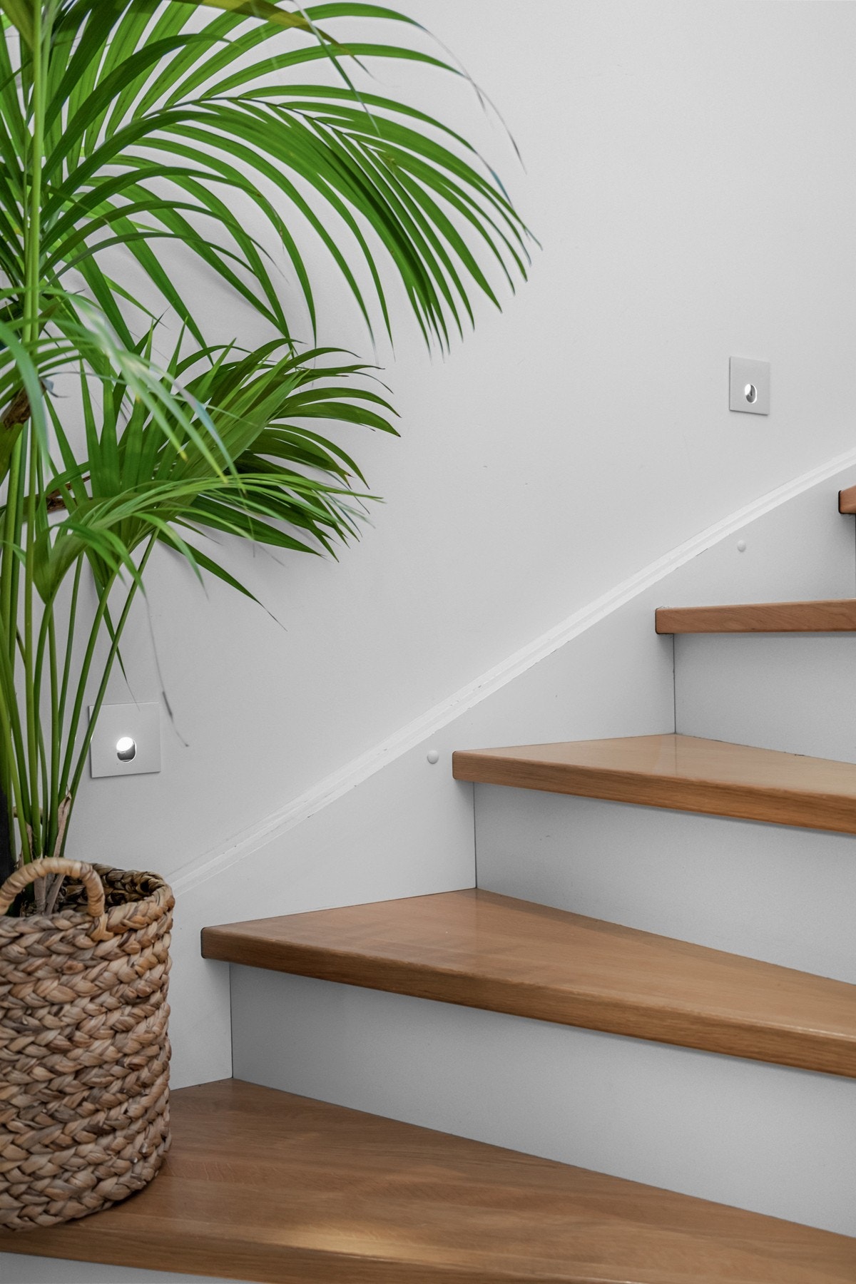 Boligen har en nyere trapp og det er installert lys på vegg, noe som gir en fin detalj. Galleribilde