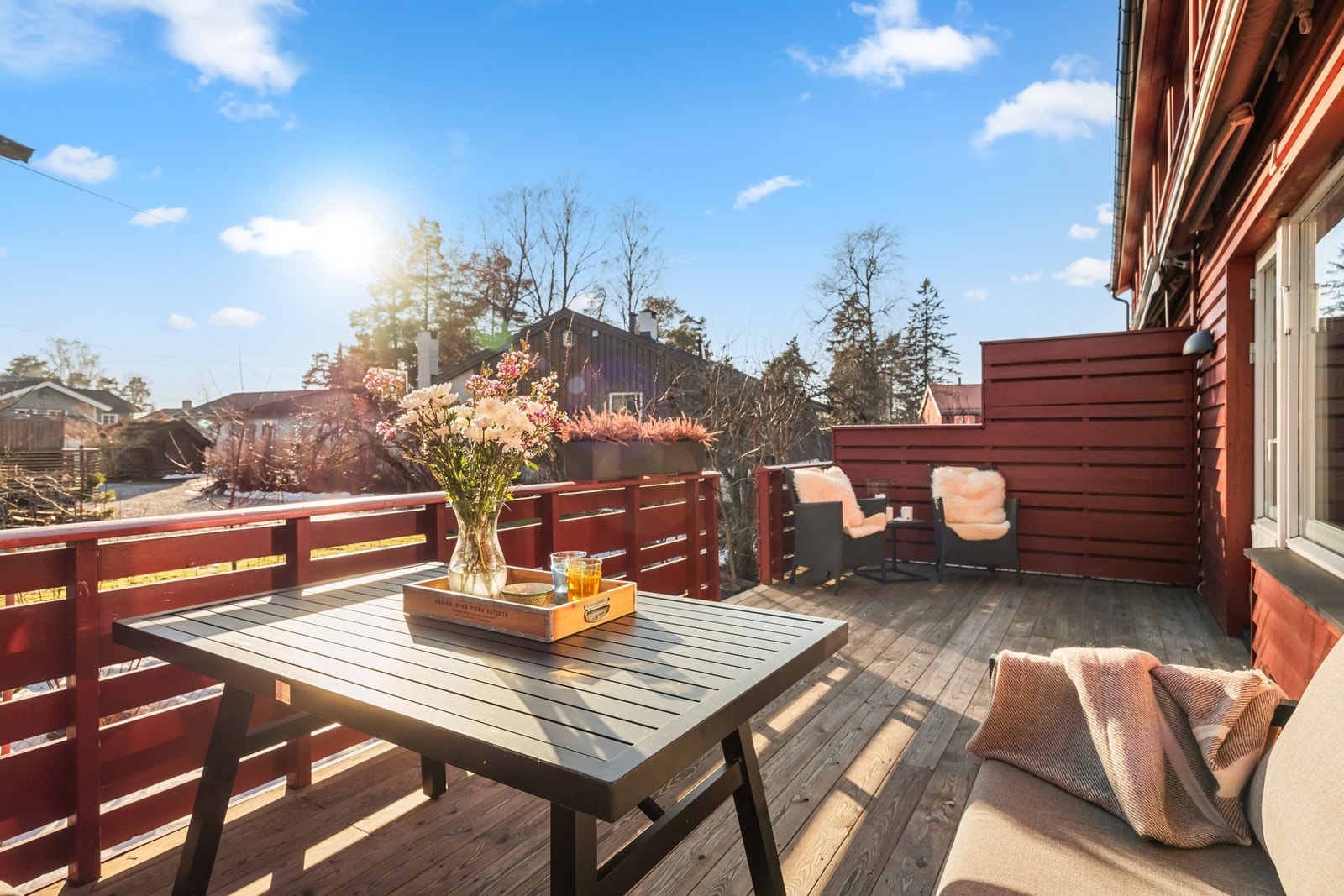 Et utbygd enderekkehus på 167m² med solrik terrasse på 19 kvm. Terrassen vender mot syd og har utsyn mot villaområde. Galleribilde