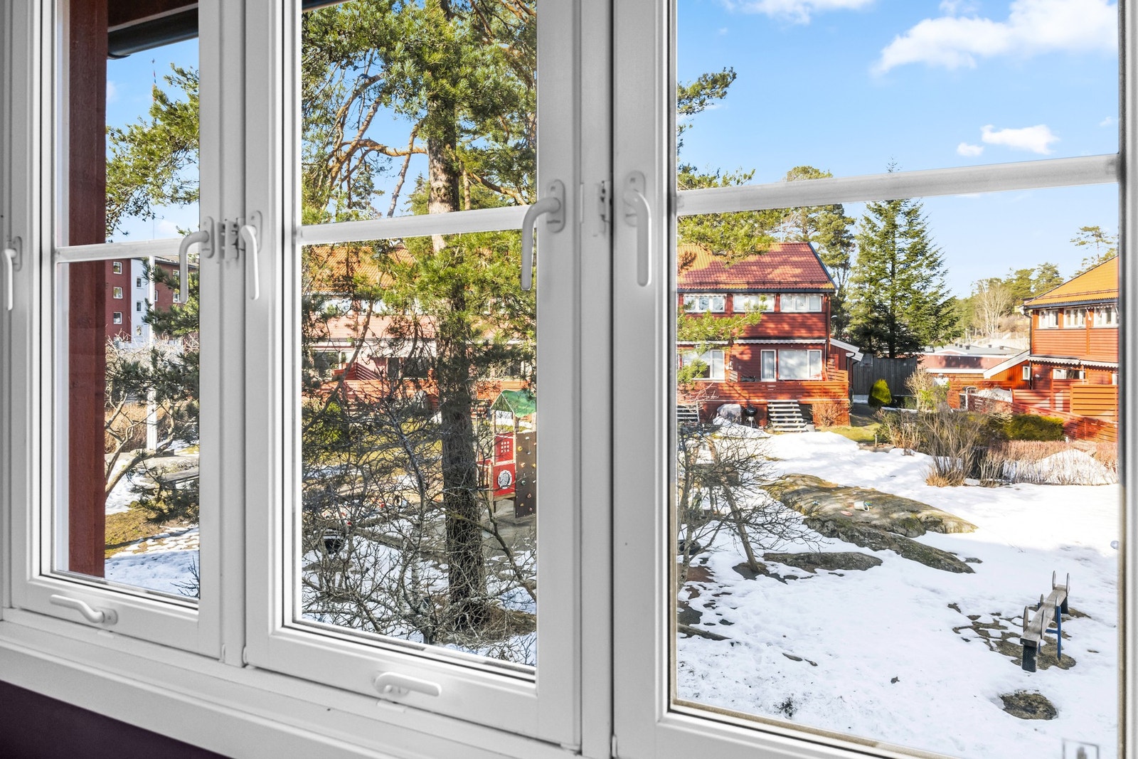 Hyggelig utsyn mot nord og ut på tunet. Galleribilde