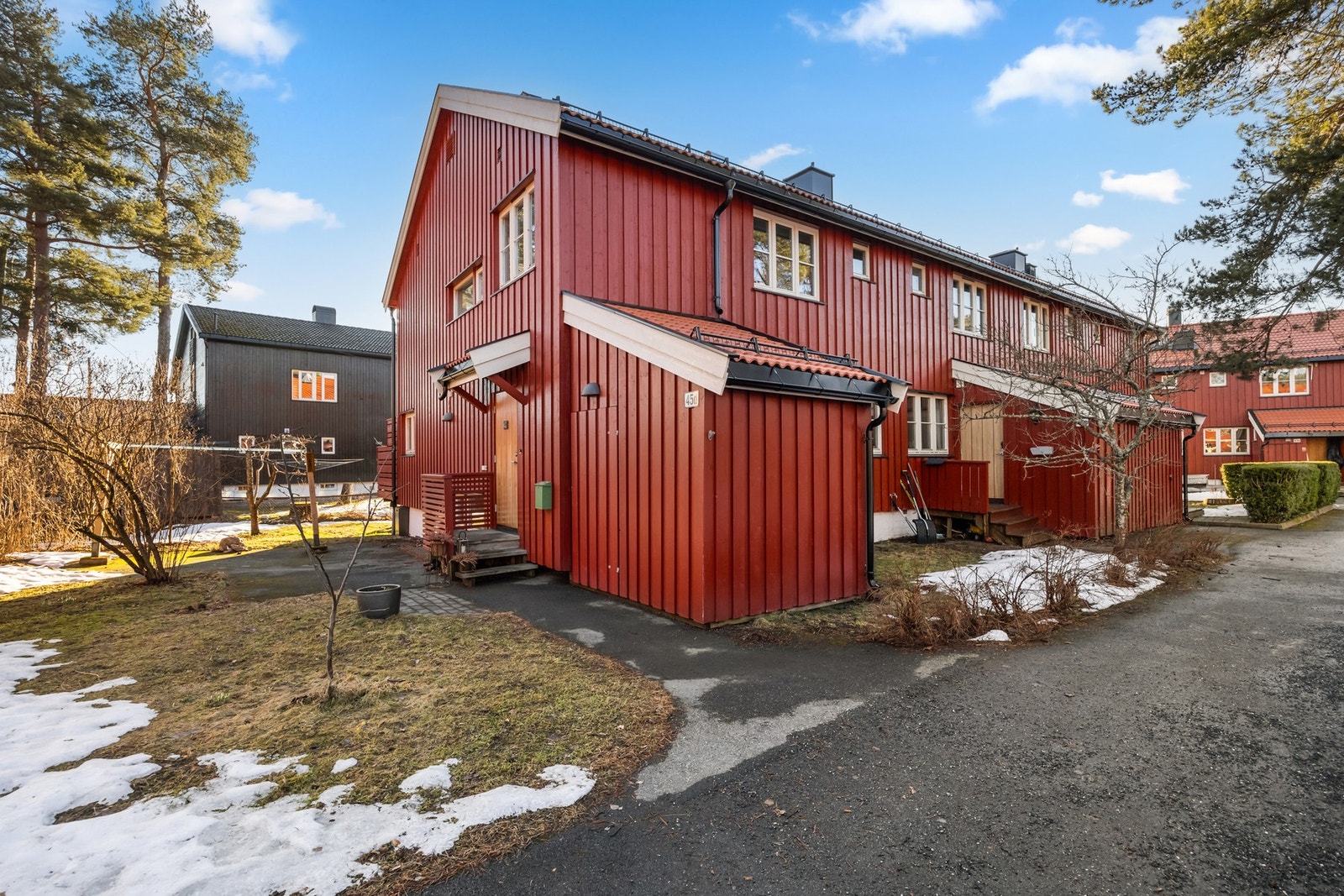 Boligen ligger på enden av rekkehuset og ble bygd på i 2012. Ute har det blitt bygd en bod med et oppmålt gulvareal på 5,6 kvm. Galleribilde