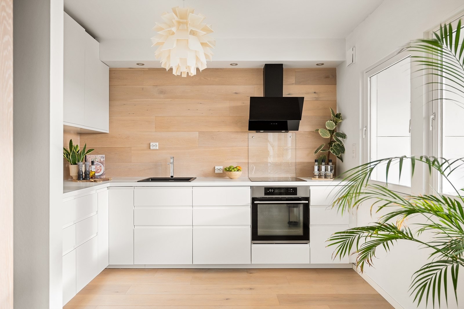 Lekkert kjøkken med integrerte hvitevarer og downlights. Galleribilde