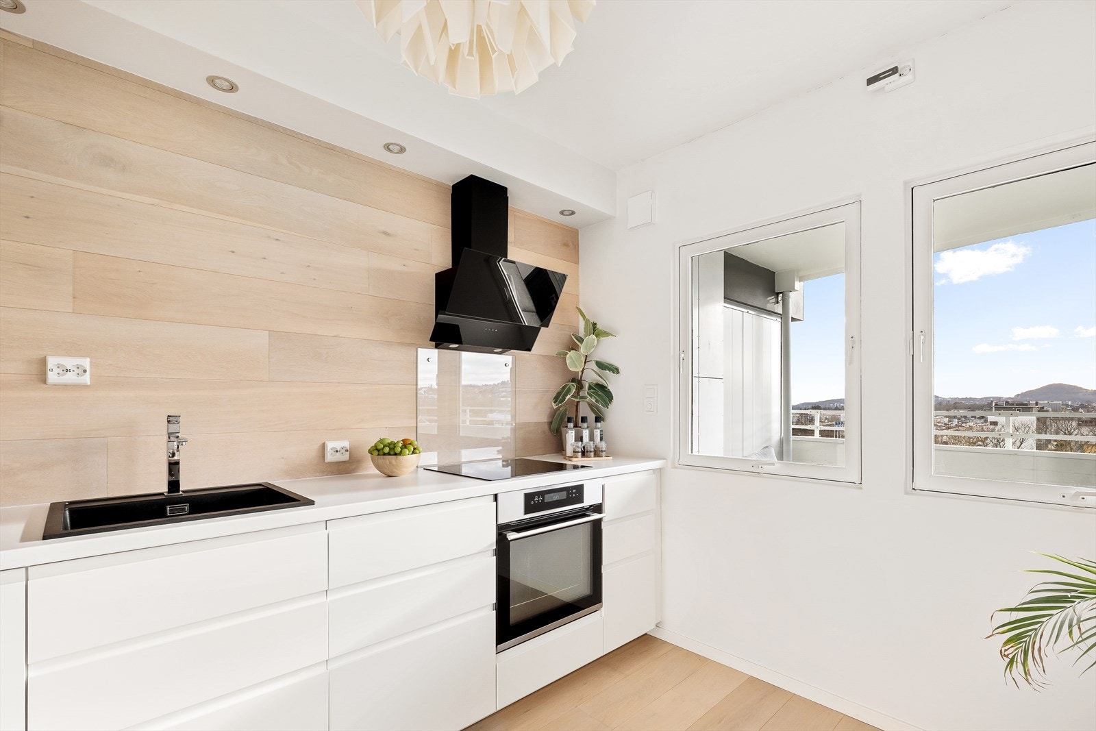 Parkett på veggen skaper en helhetlig stil og harmonerer godt med resten av boligen Galleribilde